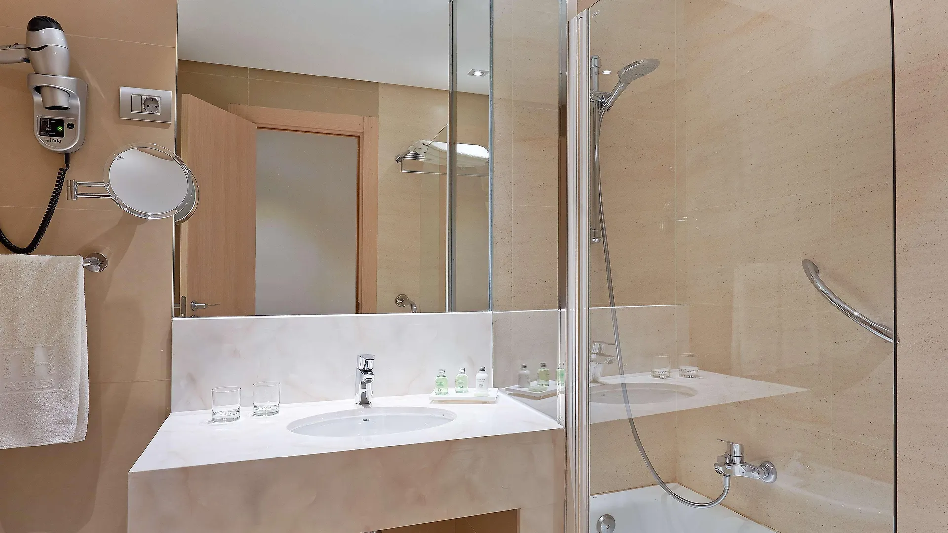 Nh Bilbao Deusto Hotel 3*,